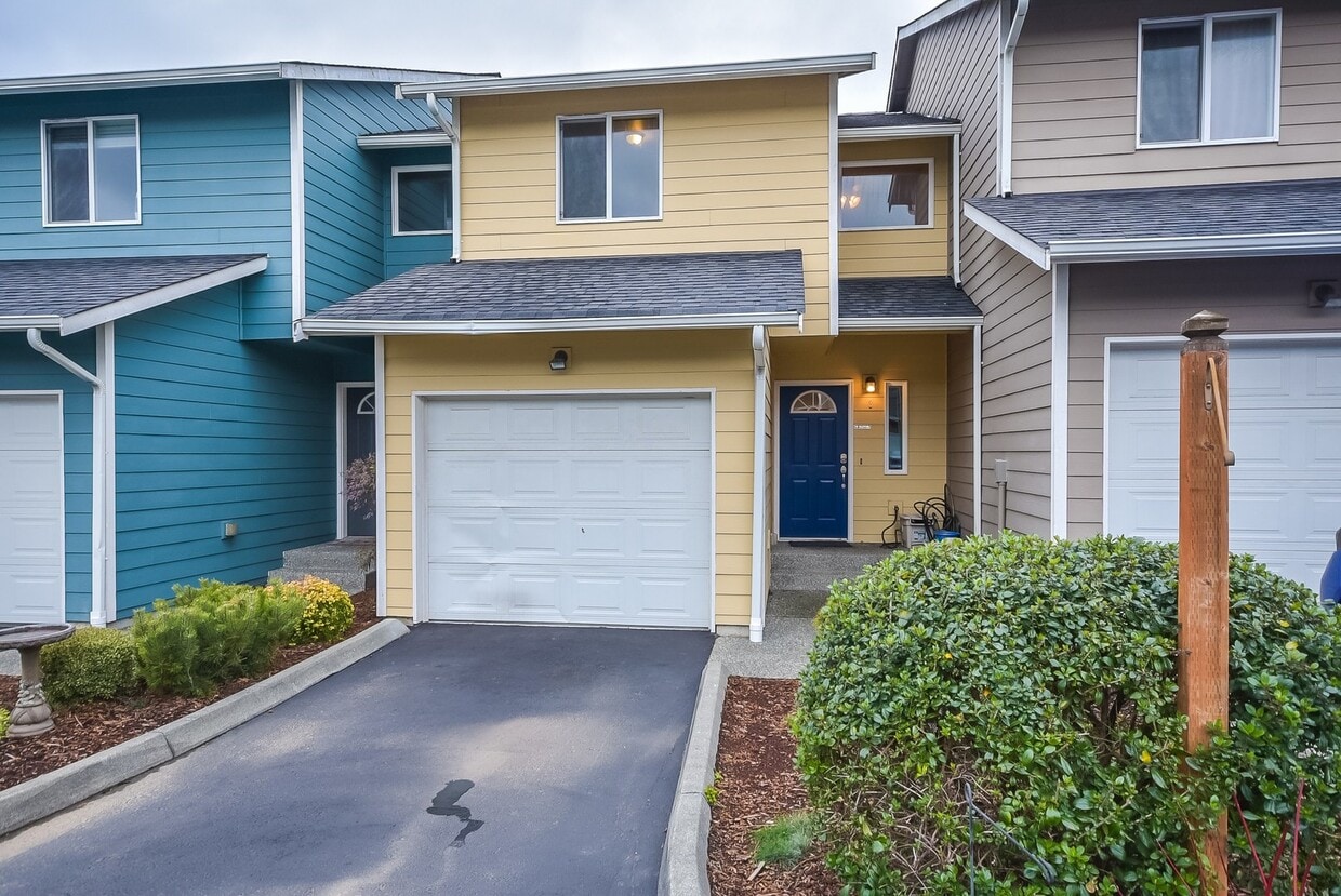 Primary Photo - Spacious 2 Bedroom, 2.5 Bathroom Townhome ...