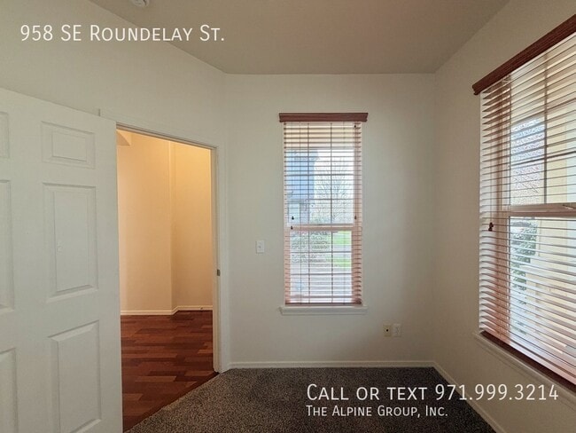 Foto del edificio - 958 SE Roundelay St