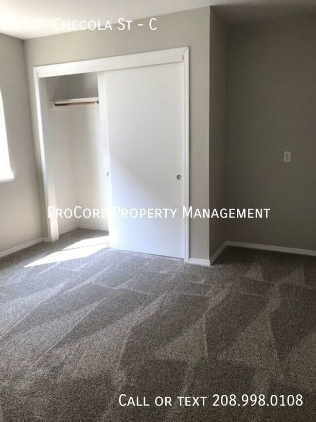 Building Photo - Move-In Ready Upper Unit: 3 Bedrooms, 2 Ba...