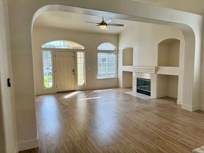 Building Photo - 4 bed, 3 bath, 3 car garage, backyard, gre...