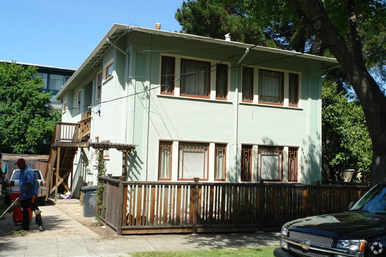 Foto principal - 2116 Acton St