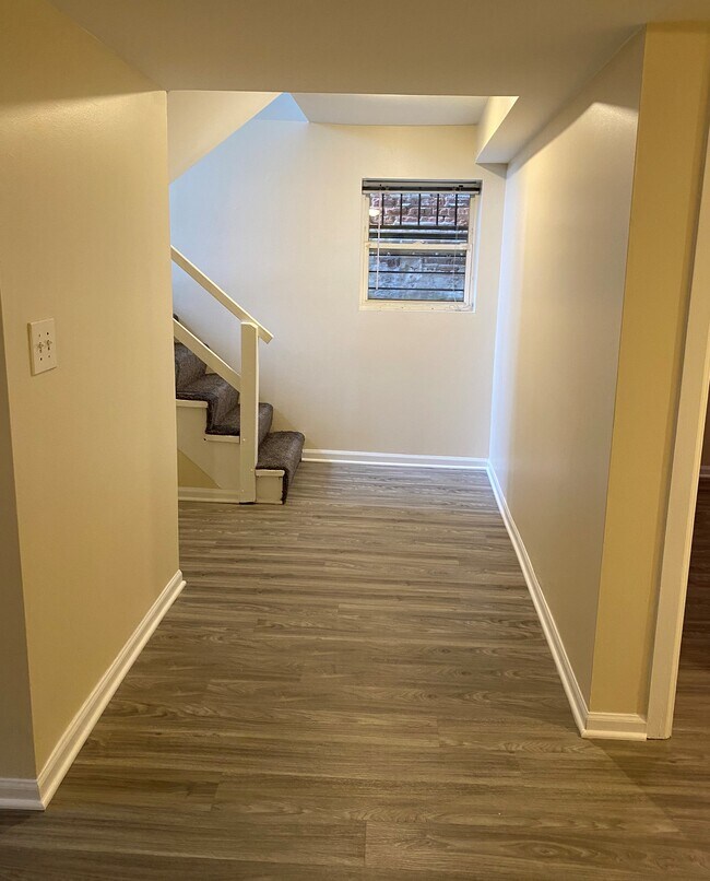 Entry half stair - 4940 N Spaulding Ave