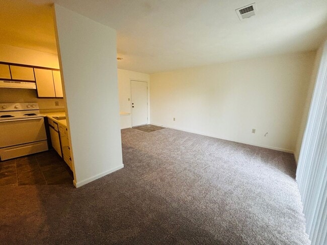 Building Photo - 4 Bedroom 2 Bath Condo