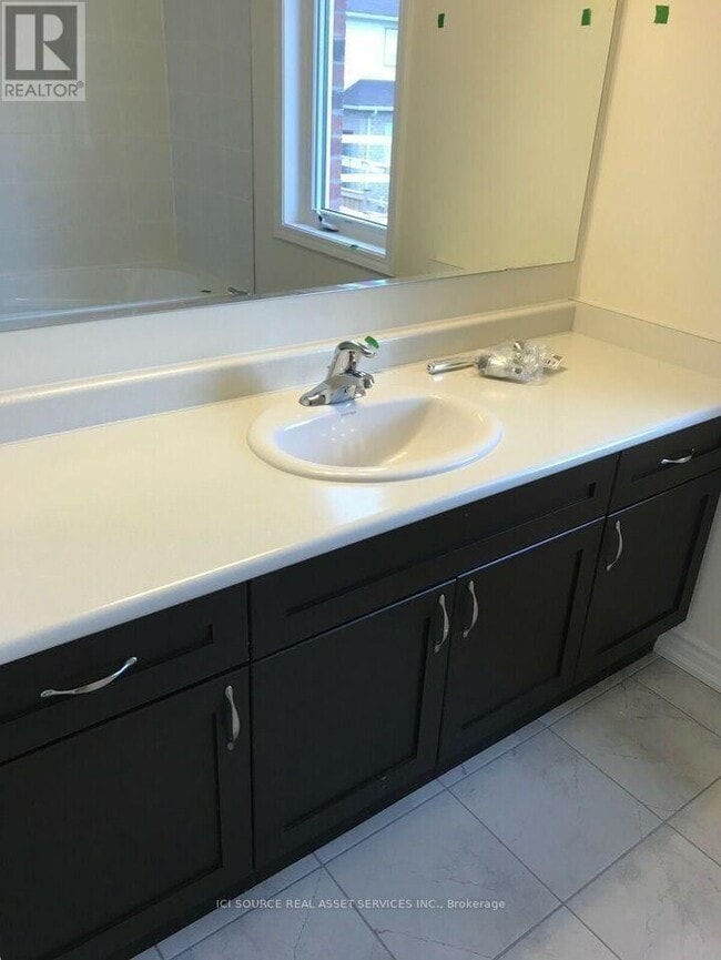 Photo du bâtiment - 570 Laking Terrace