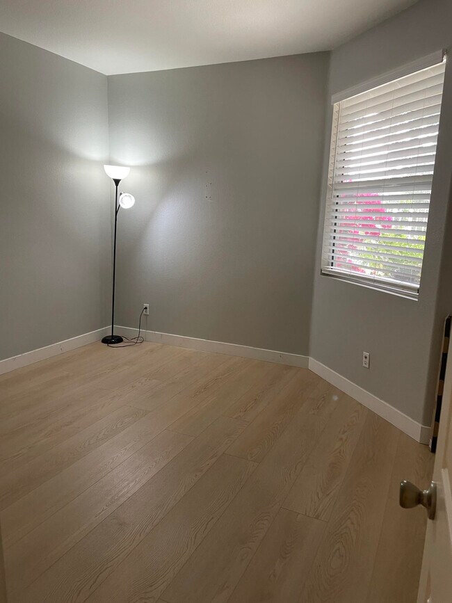 Building Photo - 10 Sugarbush