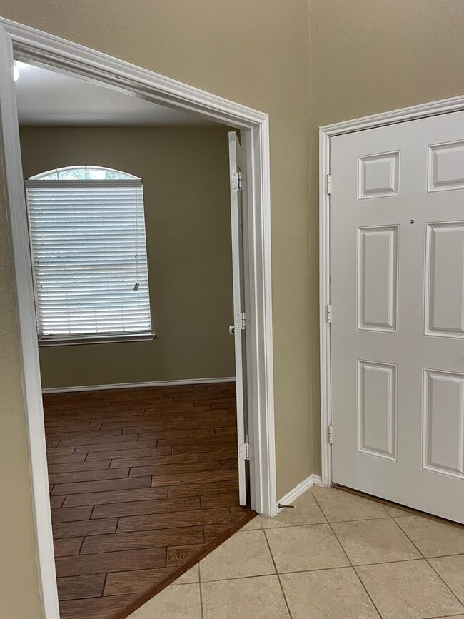 Building Photo - Available Now! Spacious & Well-Maintained ...