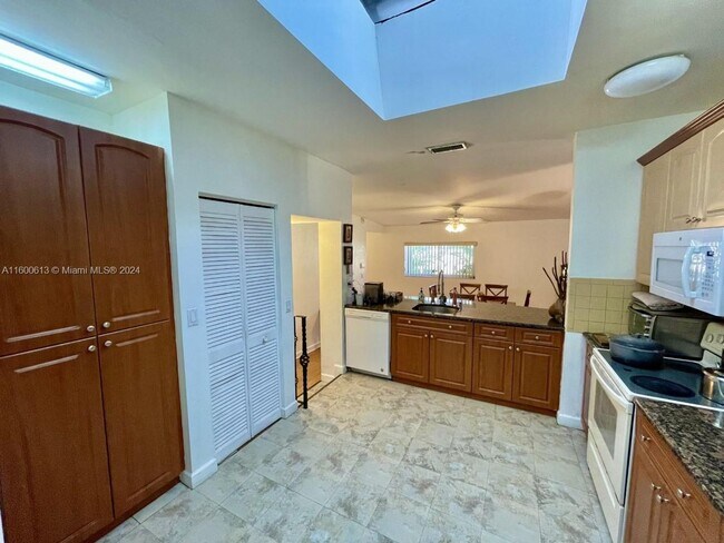 Building Photo - 10629 SW 73rd Terrace, Miami, FL 33173