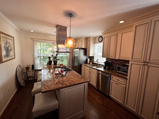 Building Photo - 9446 Cloverdale Ct