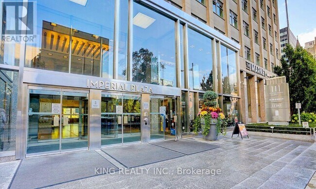 Photo du bâtiment - 111 St Clair Ave W