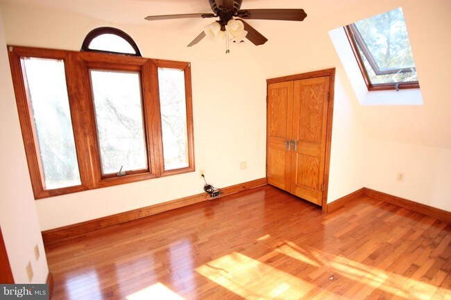 Building Photo - 303 E Holly Oak Rd