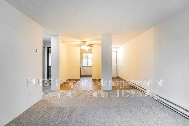 Foto del edificio - 14128 NE Sandy Blvd