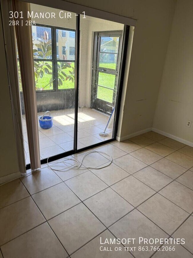 Foto del edificio - 301 Manor Cir