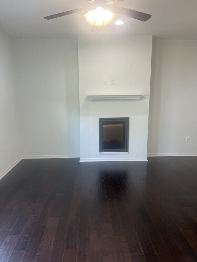 Foto del edificio - 2 Bed, 2.5 Bath Townhouse - Shawnee, KS