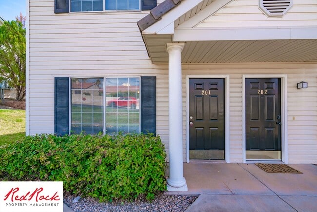 Building Photo - 2 Bedroom 2 Bathroom House Available