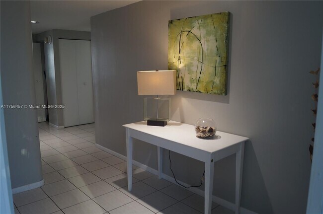 Foto del edificio - 17050 N Bay Rd