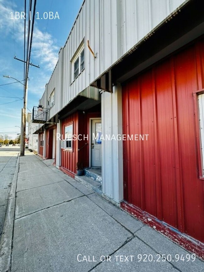 Building Photo - Charming 1 Bedroom 1 Bath Upper Level Apar...