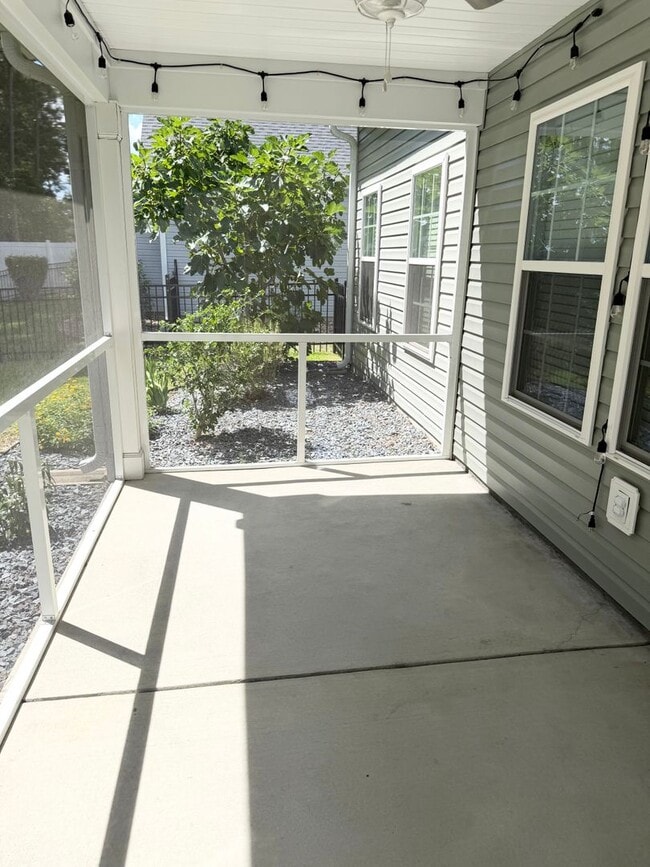 Building Photo - BEAUTIFUL 3 bedroom / 2 bathroom home available NOW!