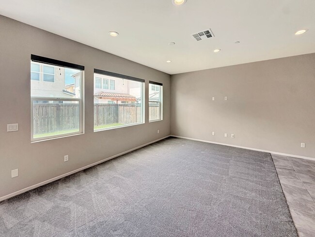 Building Photo - Charming 4BR/3BA Two-Story Townhome with A...