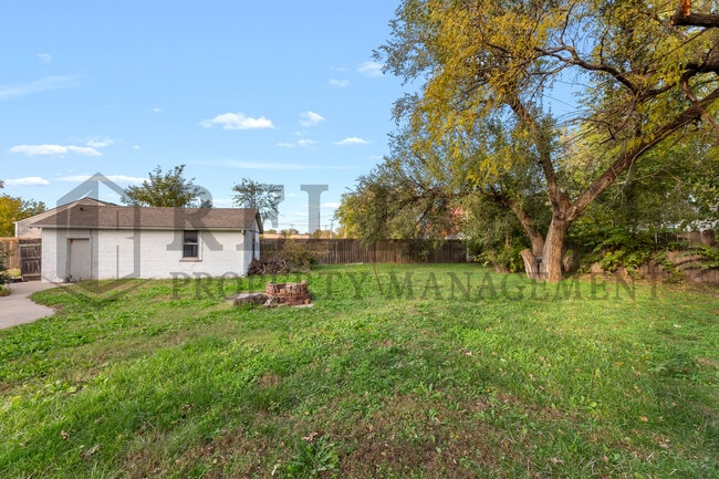 Building Photo - 612 N Custer St