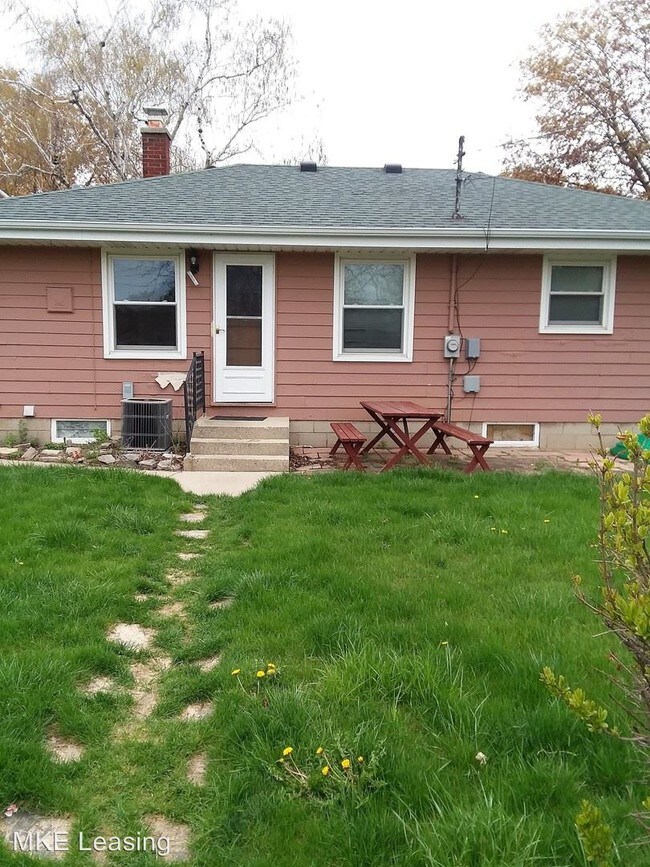 Building Photo - 3 br, 1 bath House - 4728 N 79th St