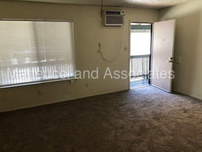 Building Photo - Conveniently Located 1 bed 1 bath