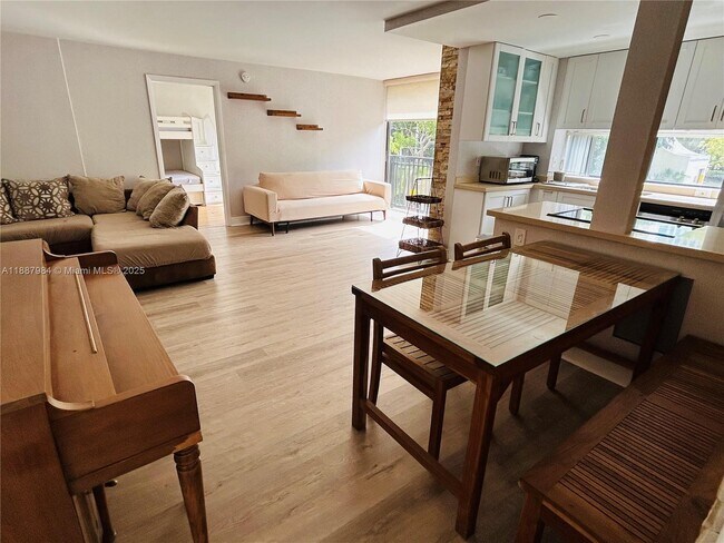 Foto del edificio - 17021 N Bay Rd