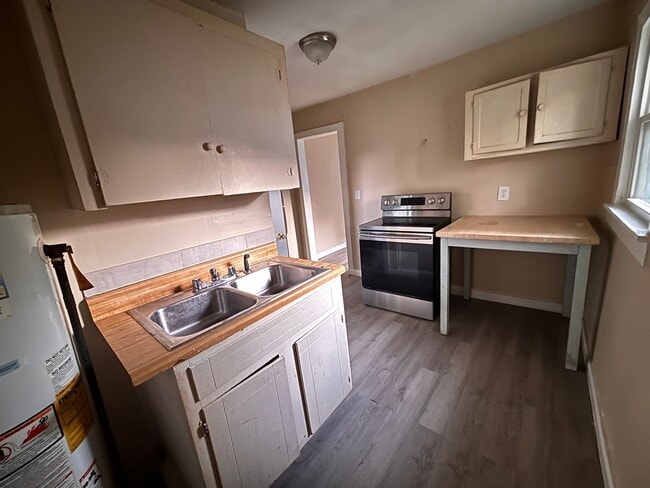 Building Photo - 404 E 19th St