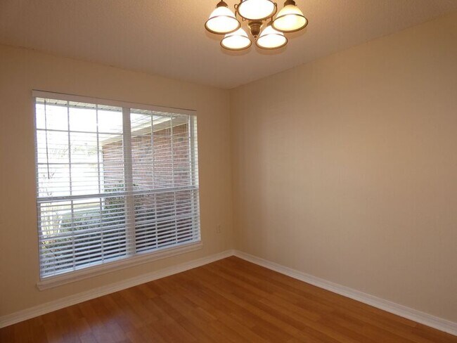 Foto del edificio - 4879 Spencer Oaks Blvd