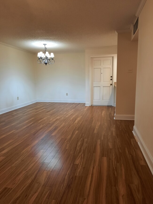 Building Photo - 832 S Clearview Pky