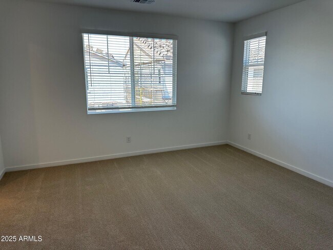 Foto del edificio - 2468 W Rowel Rd