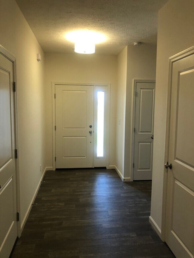Building Photo - AVALON BLUFF...3 Bedroom 2 Bath