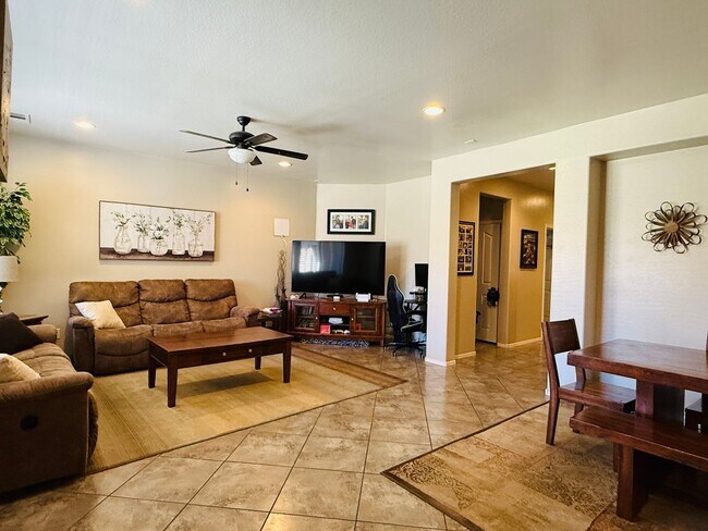 Building Photo - Available July 1, Ray and Higley, 3 bed, d...