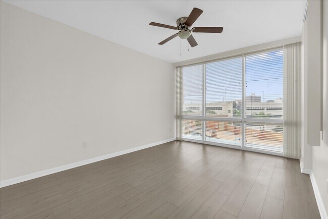 Foto del edificio - 322 E Central Blvd
