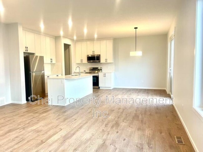 Photo du bâtiment - 2036-2208 208 Street NW