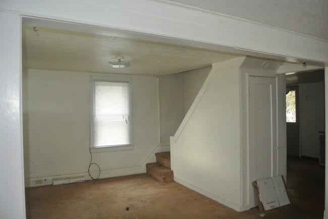 Building Photo - 2 Bedroom House!