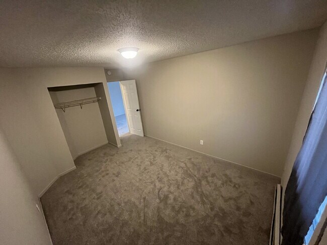 Foto del edificio - Spacious 3 Bedroom Apartment
