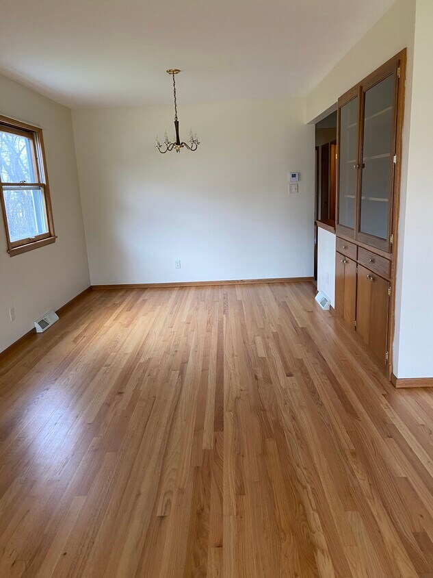 Living/dining room - 511 W Dean Ct