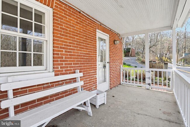 Foto del edificio - 947 Oella Ave