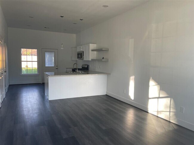 Building Photo - 5631 Ridgeway Dr