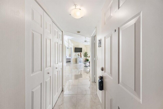 Foto del edificio - 1100 Crestwood Ct S