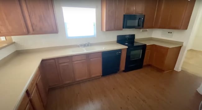 Foto del edificio - Room in House on Genlee Dr