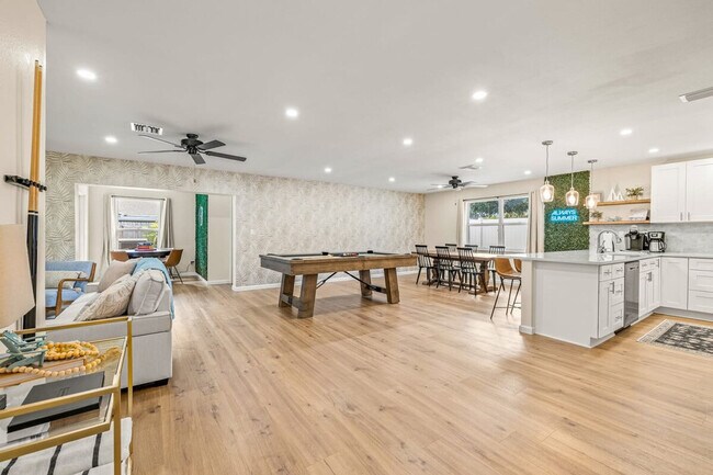 Building Photo - 10703 Del Prado Dr S