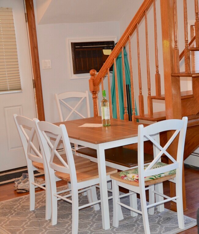 Kitchen table - 209 Amber St