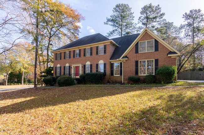 Building Photo - 4135 Knollcrest Cir N