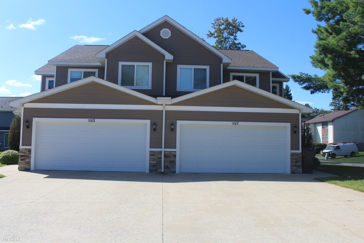 3 br, 2.5 bath Duplex 905 Abby Ct Townhome Rentals in Midland MI
