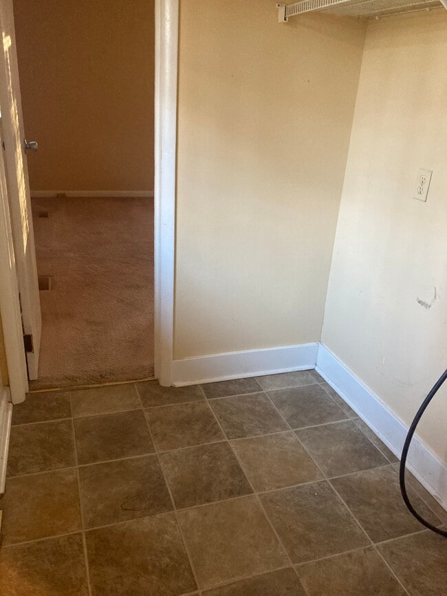 Laundry - 629 Forest Lake Dr N