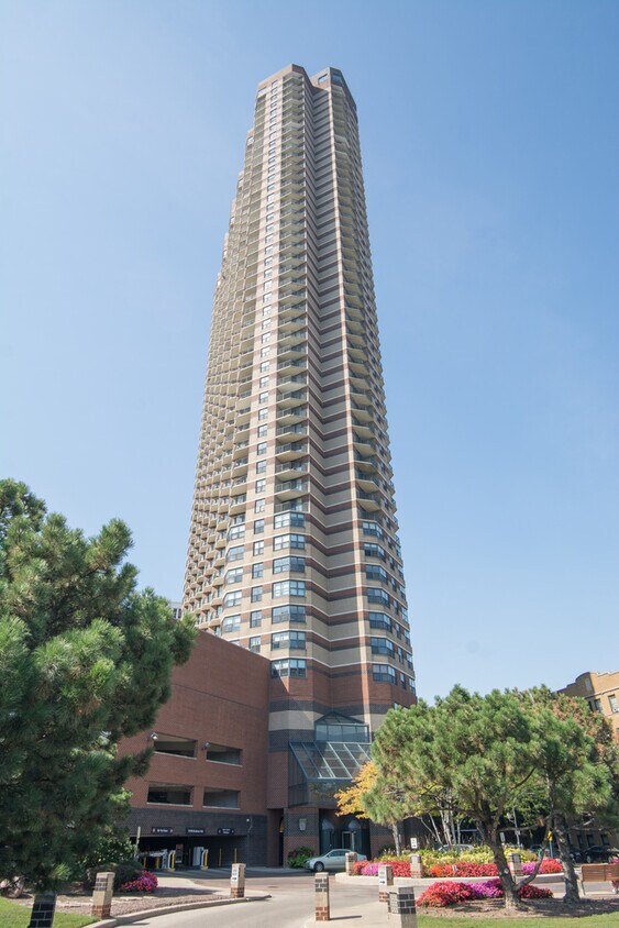 Foto principal - 3660 N Lake Shore Dr