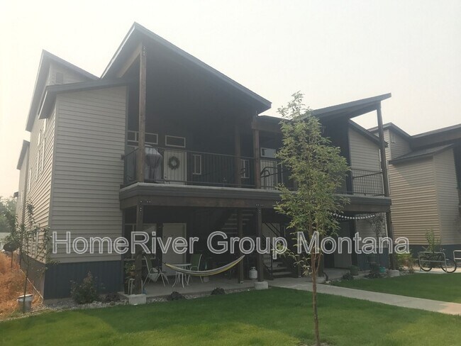 Foto del edificio - 819 Charlo St