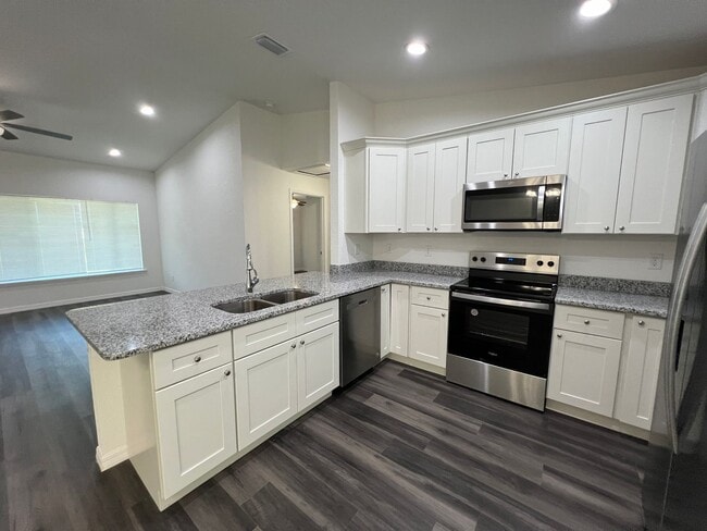 Building Photo - Ready to move-in October 18th! UPGRADED BR...