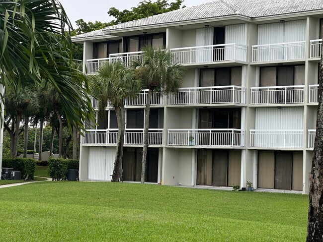 Foto del edificio - 2441 Village Blvd